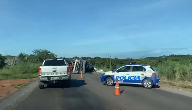 motorista-sofre-lesao-na-cabeca-apos-bater-em-carreta-que-tombou-na-to-050