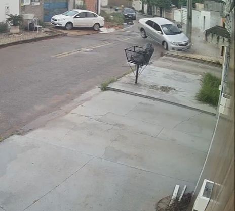 video-mostra-momento-em-que-crianca-dirigindo-carro-atinge-poste-de-energia