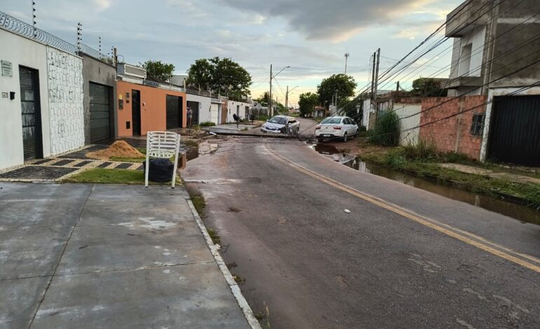 crianca-pega-carro-dos-pais-sem-permissao,-derruba-poste-e-deixa-quadra-sem-energia