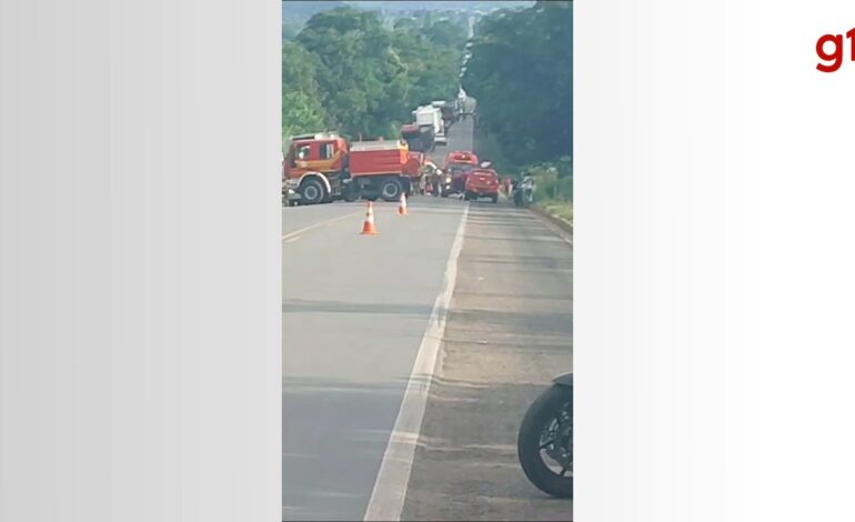 batida-entre-caminhoes-deixa-uma-pessoa-morta-e-duas-gravemente-feridas-na-br-153