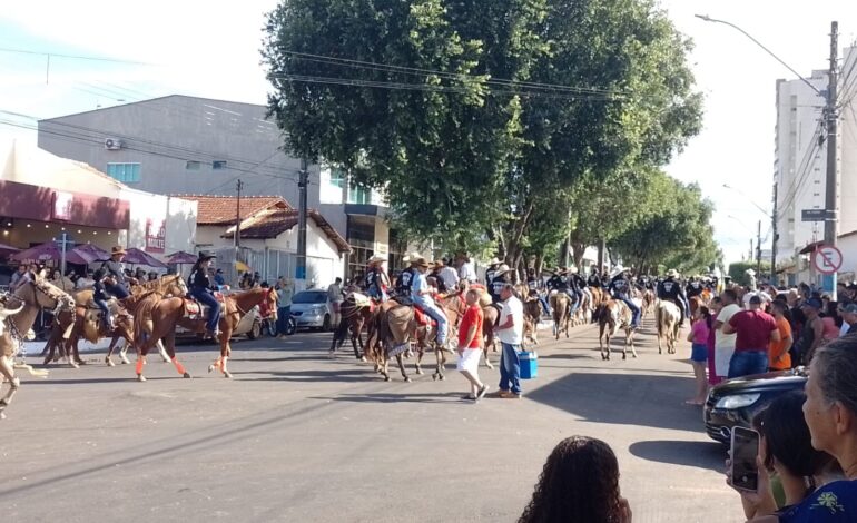 comitivas-desfilam-com-cavalos-e-bois-durante-cavalgada-tradicional-em-gurupi