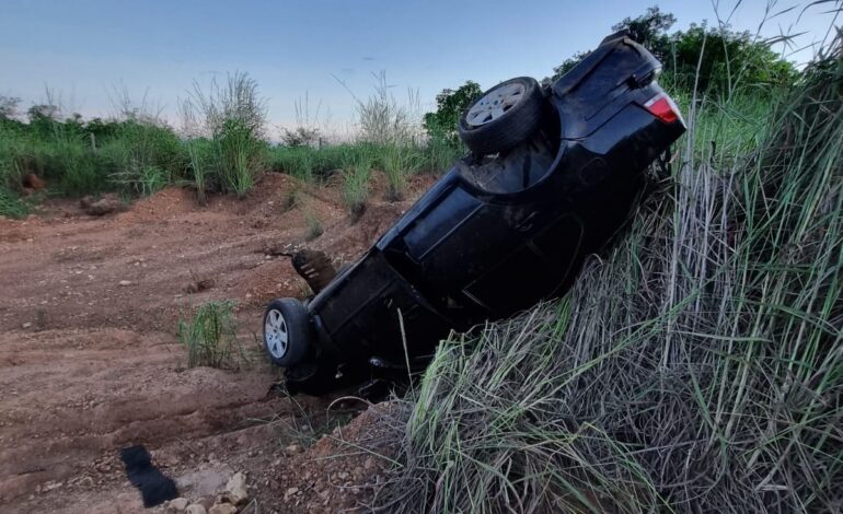 Carro capota e motorista abandona veículo na TO-296
