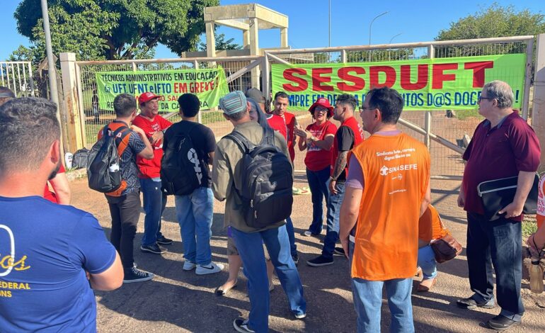video-mostra-confusao-apos-portoes-da-uft-serem-fechados-por-professores-e-tecnicos-em-greve