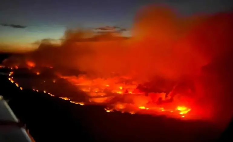 incendios-florestais-forcam-a-retirada-de-moradores-de-cidade-no-canada