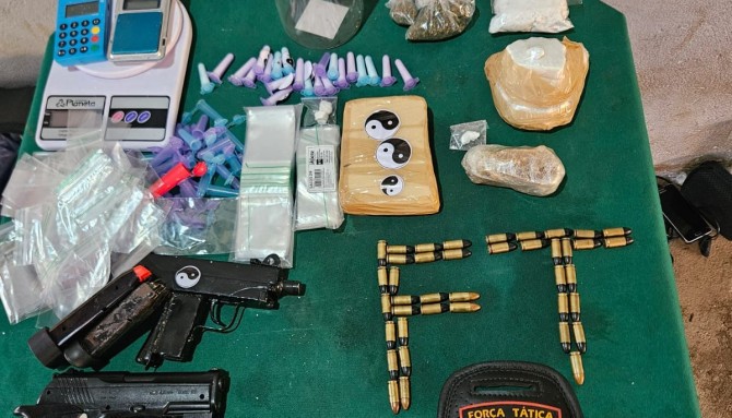 ponto-de-trafico-de-drogas-e-encontrado-pela-policia-e-dois-suspeitos-sao-presos-em-flagrante