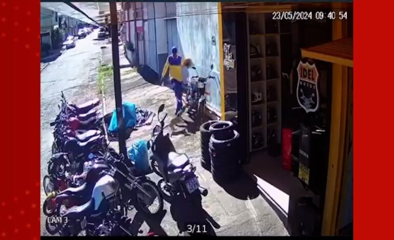 carteiro-acerta-chute-em-cachorro-que-tomava-sol-na-frente-de-loja;-video