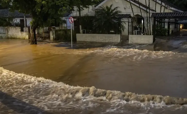 rs-comeca-semana-com-ciclone-extratropical,-temporais-e-aulas-suspensas