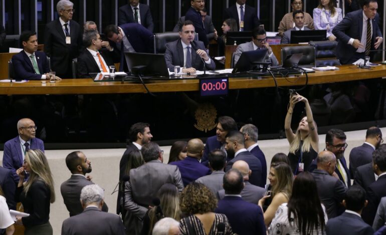 Congresso mantém veto de Bolsonaro à Lei em Defesa da Democracia