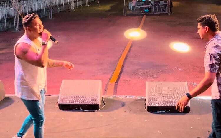 dupla-sertaneja-sobe-ao-palco-de-exposicao-agropecuaria-e-encontra-plateia-vazia: