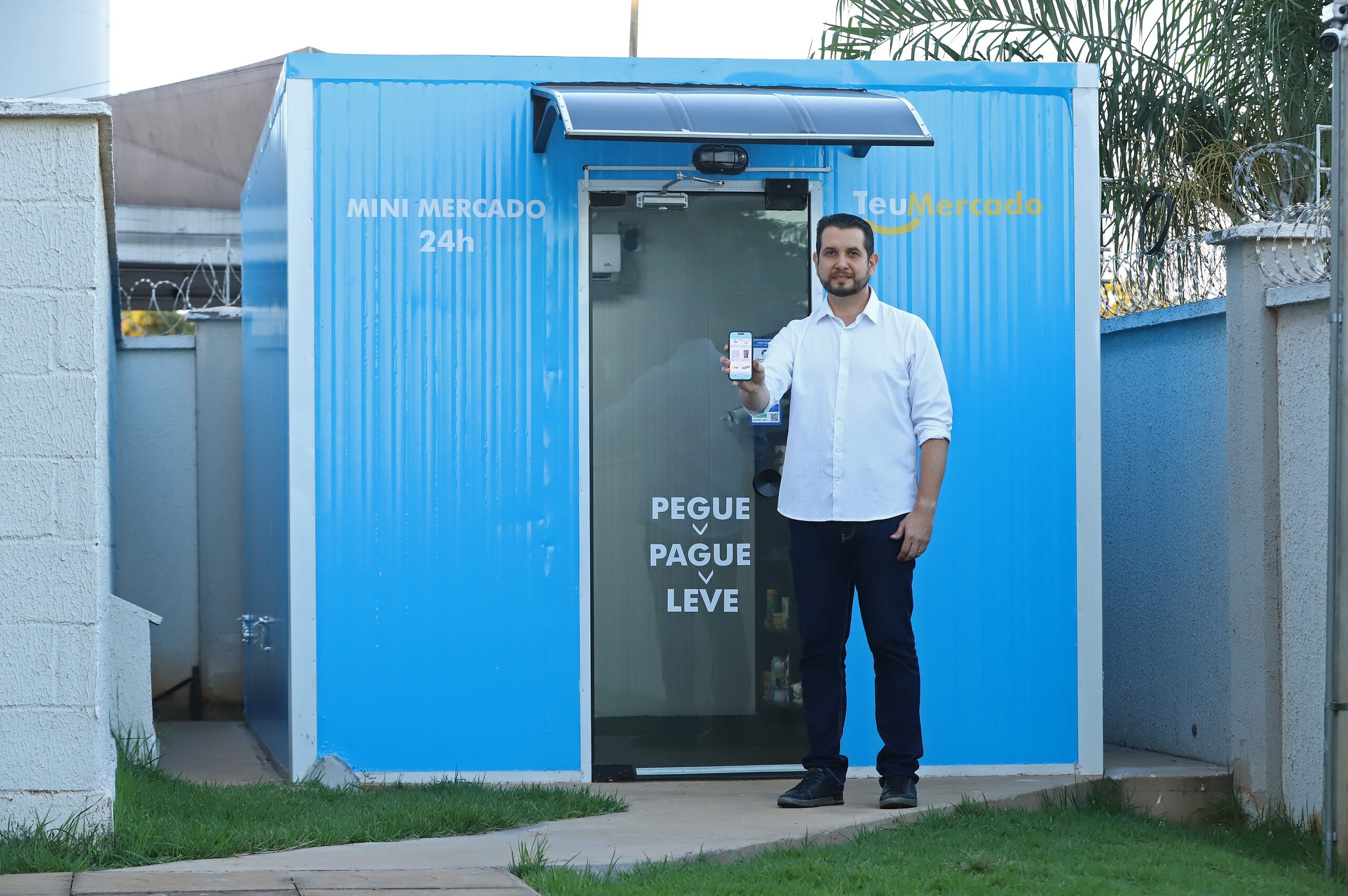 Na palma da mão e na porta de casa: mercados em condomínios facilitam compras e apostam na honestidade dos clientes