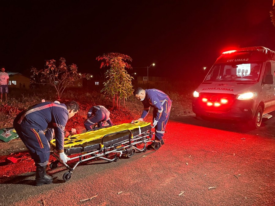 Idoso leva machadada na cabeça e revida dando golpes de facão em enteado durante briga