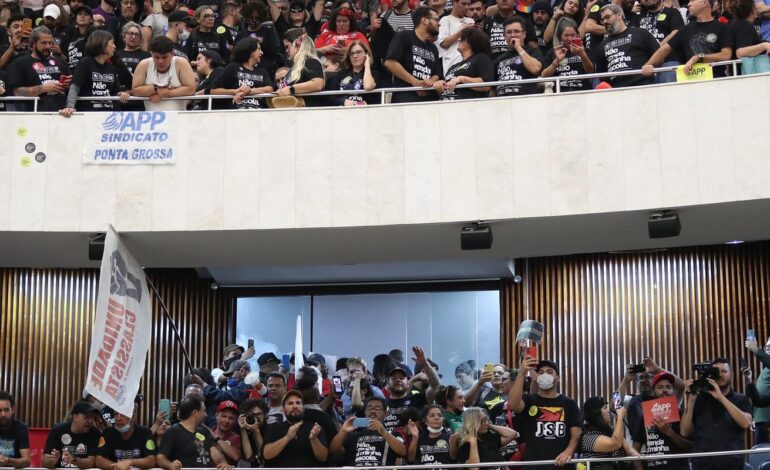 assembleia-legislativa-do-pr-aprova-terceirizacao-da-gestao-de-escolas