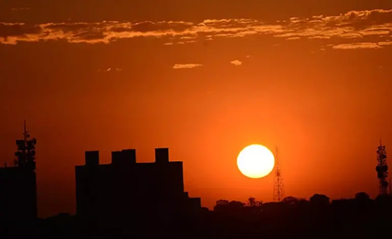 mundo-tem-12o-mes-seguido-de-calor-recorde-e-temperatura-deve-exceder-limite-de-1,5°c