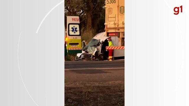 homem-fica-em-estado-grave-apos-van-bater-em-tres-caminhoes-na-br-153