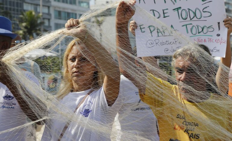 Manifestantes protestam contra PEC das Praias na orla do Rio