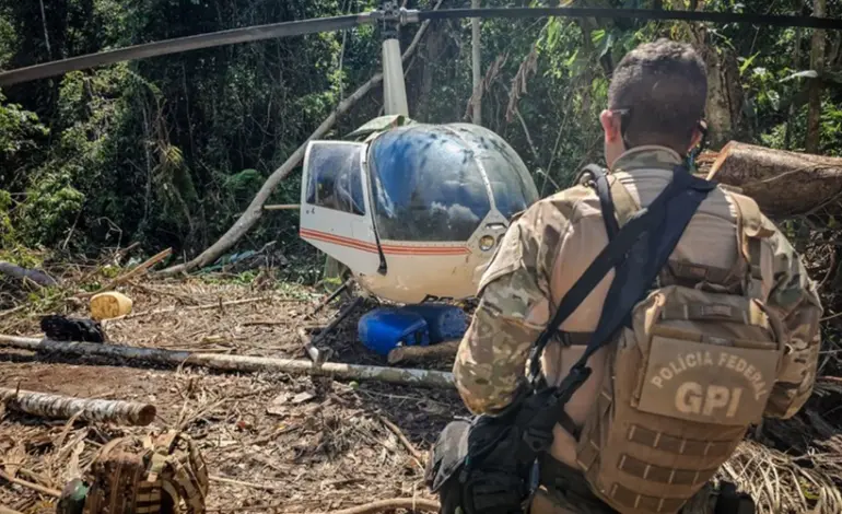 policia-federal-destroi-helicoptero-do-garimpo-em-operacao-na-terra-yanomami
