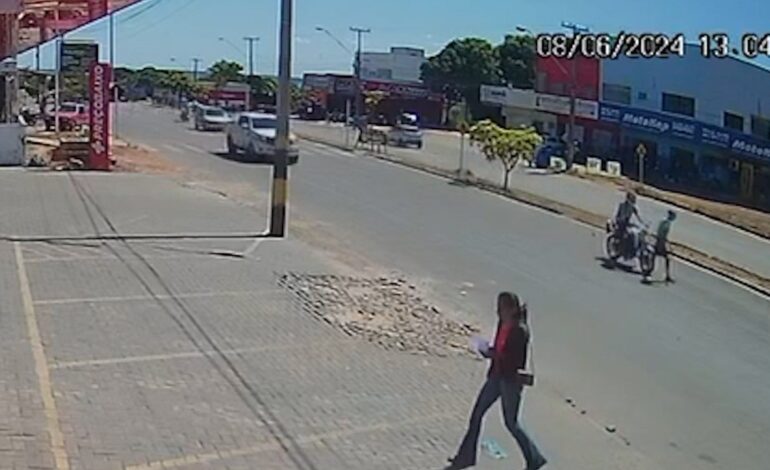 video-mostra-que-motociclista-estava-empinando-moto-antes-de-atropelar-idoso