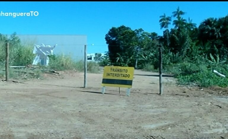 moradores-fecham-rua-com-arame-farpado-para-combater-poeira-e-invasao-de-terreno