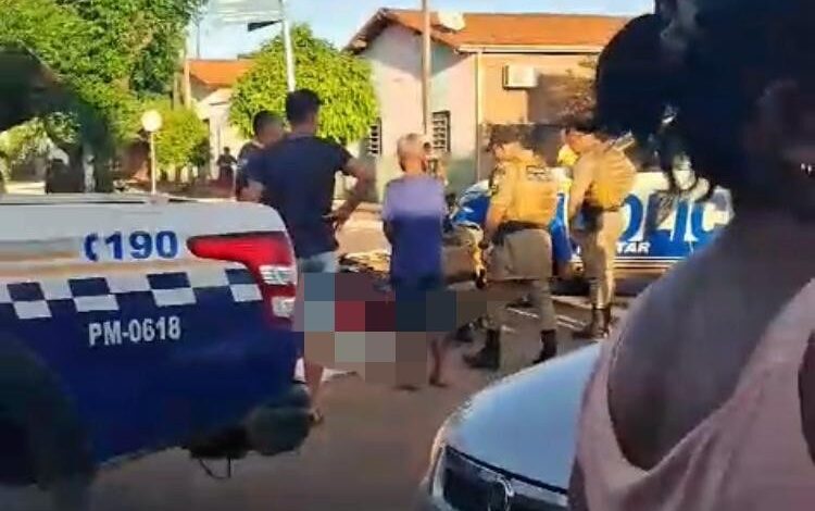 acidente-envolvendo-viatura-policial-e-uma-moto-deixa-um-homem-ferido-no-bico-do-papagaio