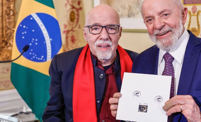 Lula lança selo dos Correios em celebração a obra de Paulo Coelho
