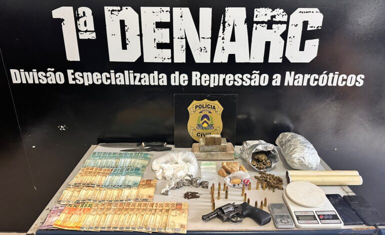 homem-e-flagrado-com-armas,-municoes,-dinheiro-e-mais-de-r$-80-mil-em-drogas