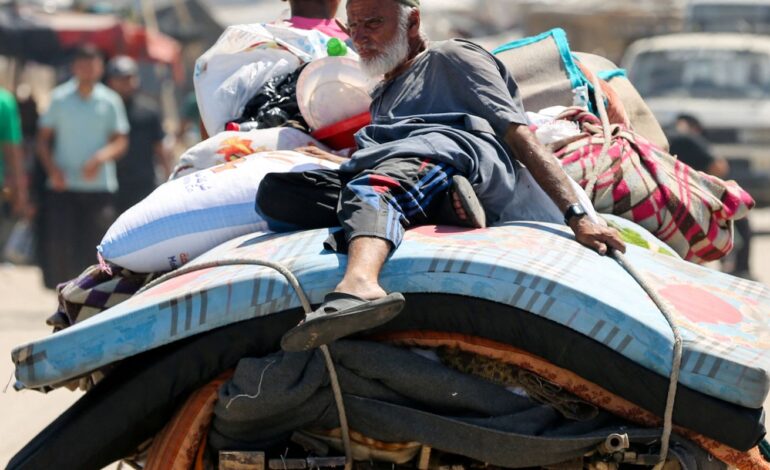 Forças israelenses intensificam bombardeio em Gaza