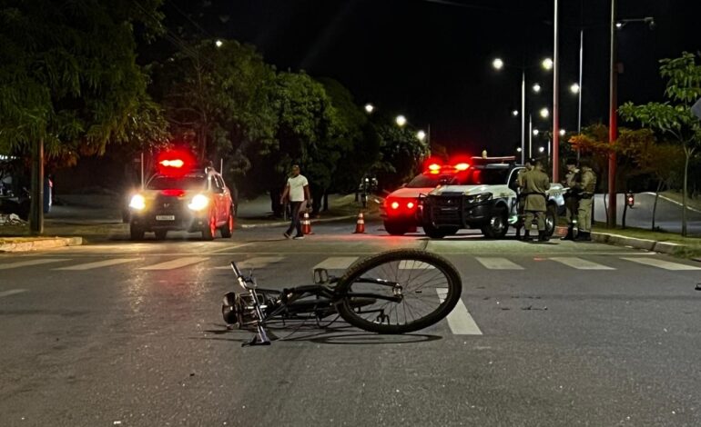 Ciclista é atropelado e morre enquanto atravessava faixa de pedestres em avenida