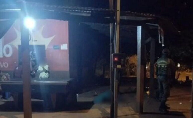 jovem-e-assassinado-a-facadas-em-bar-e-mulher-e-suspeita,-diz-pm