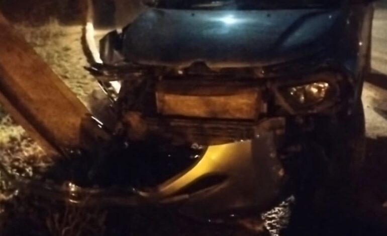 foragido-da-justica-e-preso-apos-carro-em-que-ele-estava-derrubar-poste-em-rotatoria-de-palmas