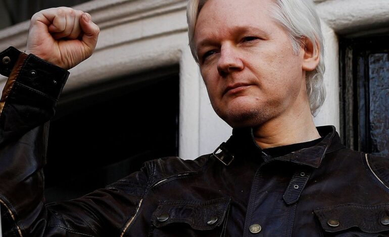 Assange tem recepção calorosa em desembarque na Austrália