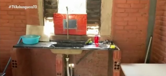 indigenas-reclamam-de-escola-que-esta-com-fossa-aberta,-carteiras-quebradas-e-teto-destruido: