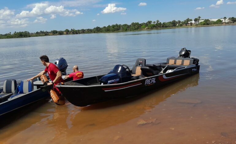 dois-homens-caem-na-agua-apos-barco-virar-e-sao-resgatados-em-lago-de-usina