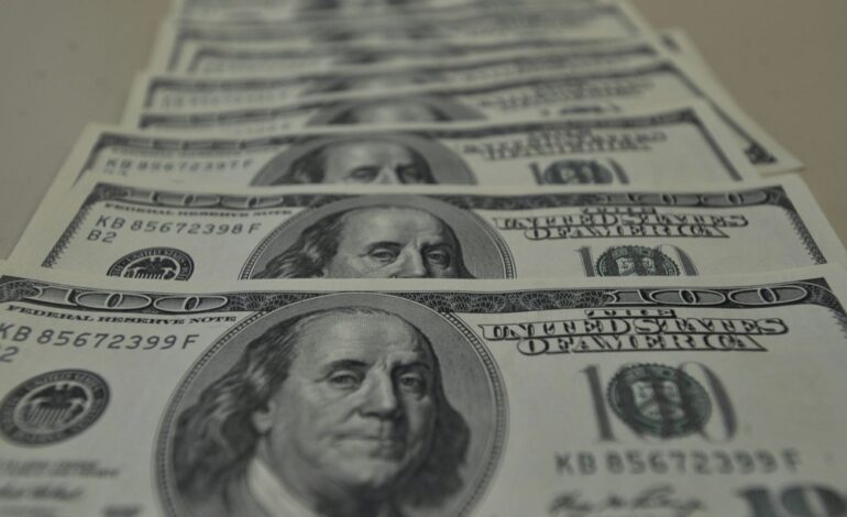 dolar-sobe-para-r$-5,58-e-fecha-semestre-com-alta-de-15,15%