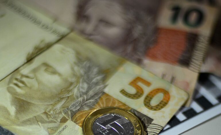 apesar-de-avanco-do-pix,-dinheiro-fisico-resiste-em-30-anos-de-real