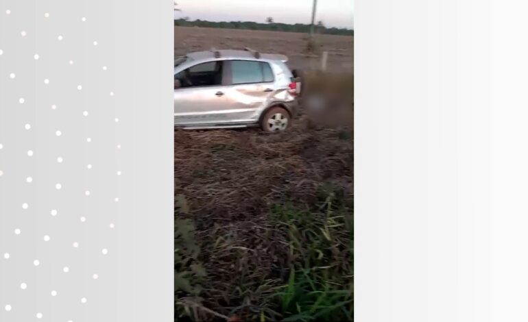 mulher-morre-apos-ser-arremessada-e-parar-embaixo-de-carro-durante-capotamento;-video