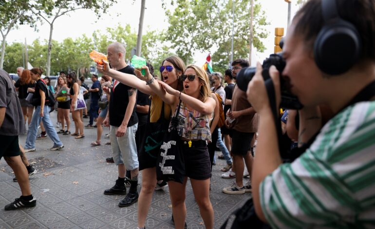 moradores-protestam-com-pistolas-de-agua-contra-turistas-em-barcelona