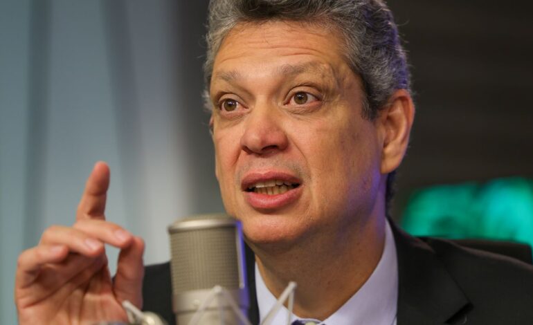 Críticas fortalecem construção de políticas públicas, avalia ministro