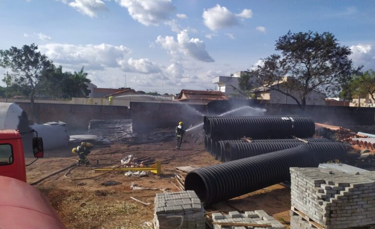 incendio-atinge-deposito-e-destroi-canos-da-brk-ambiental-em-araguaina