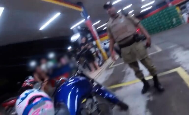 policial-xinga-e-ameaca-dono-de-moto-durante-abordagem-de-transito: