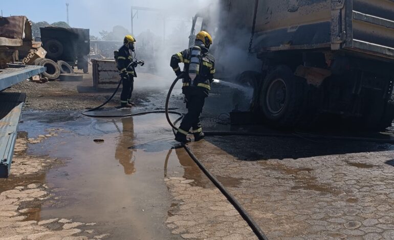 motor-de-caminhao-pega-fogo-e-chamas-atingem-equipamentos-de-oficina