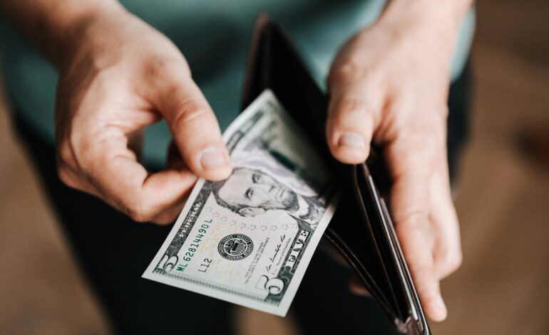 por-que-o-dolar-turismo-e-mais-caro-do-que-o-comercial-e-qual-e-a-diferenca-entre-os-dois