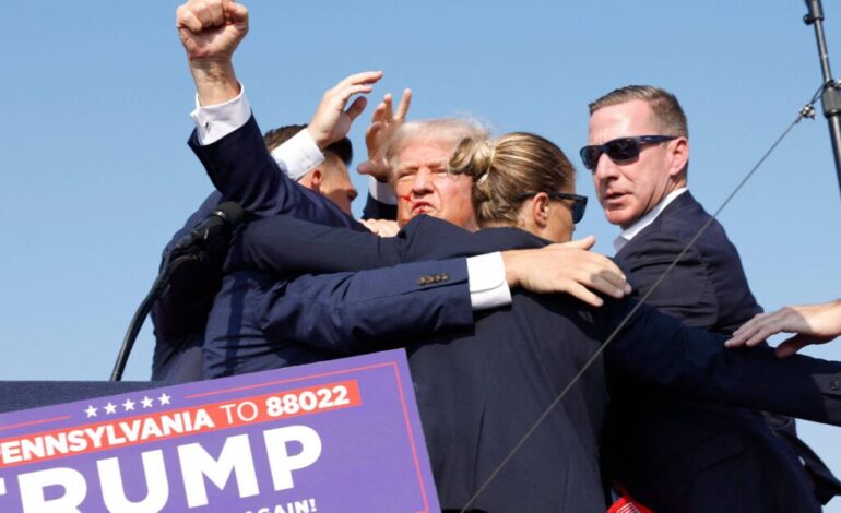 Como fotografia de Trump após ser alvo de tiro impacta narrativa sobre atentado