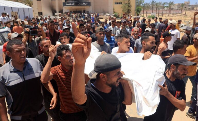 Israel ataca campo de deslocados em Khan Yunis visando a alto comandante do Hamas