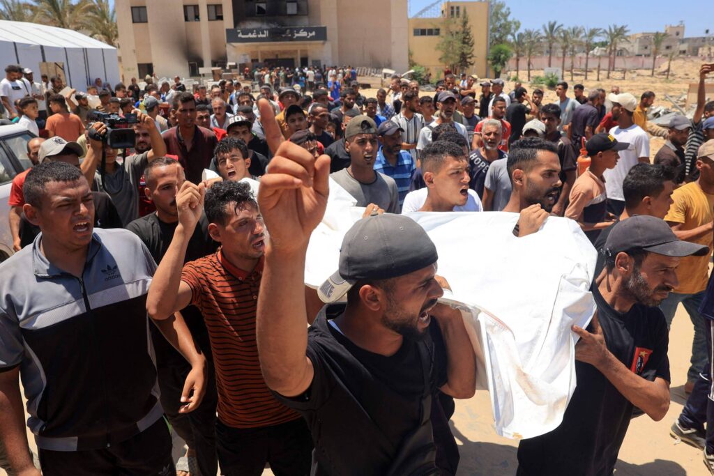 Israel ataca campo de deslocados em Khan Yunis visando a alto comandante do Hamas