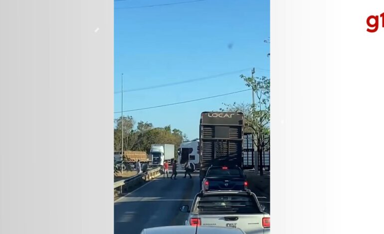 video:-briga-de-facao-entre-caminhoneiros-para-o-transito-na-br-153