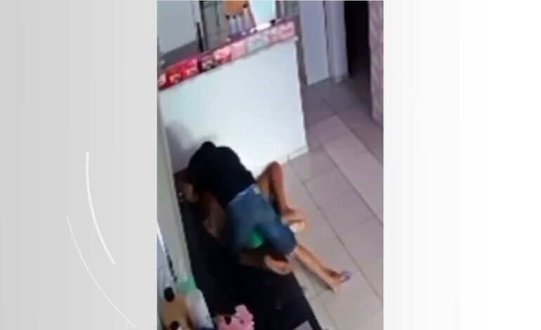 homem-pula-muro-de-empresa,-enforca-e-da-socos-em-ex-companheira-que-estava-no-trabalho;-video