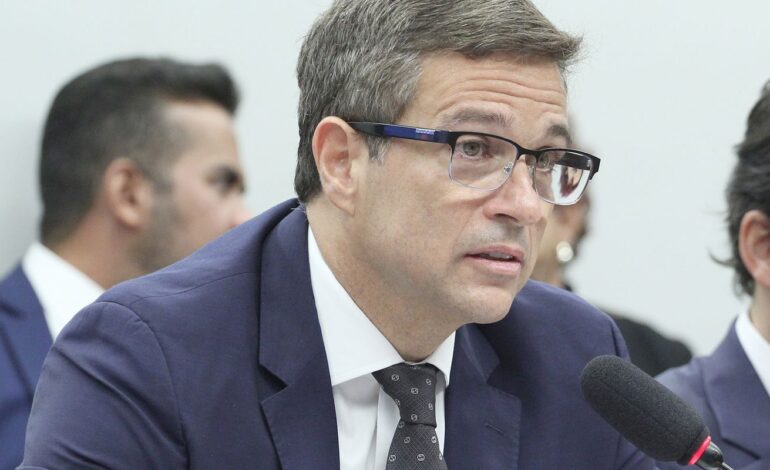 campos-neto-parabeniza-galipolo-por-indicacao-ao-comando-do-bc