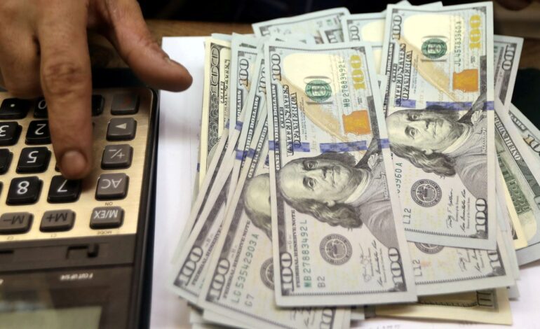 Dólar fecha praticamente estável após duas intervenções do BC