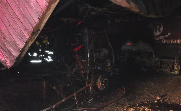 explosao-em-posto-de-molas-deixa-pessoas-feridas-e-caminhoes-destruidos;-video