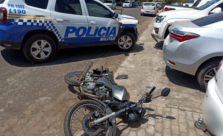 jovem-e-preso-depois-empinar-moto-na-contramao,-perder-o-controle-e-bater-em-viatura-da-pm
